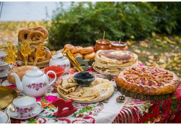 Русское чаепитие с самоваром на дровах